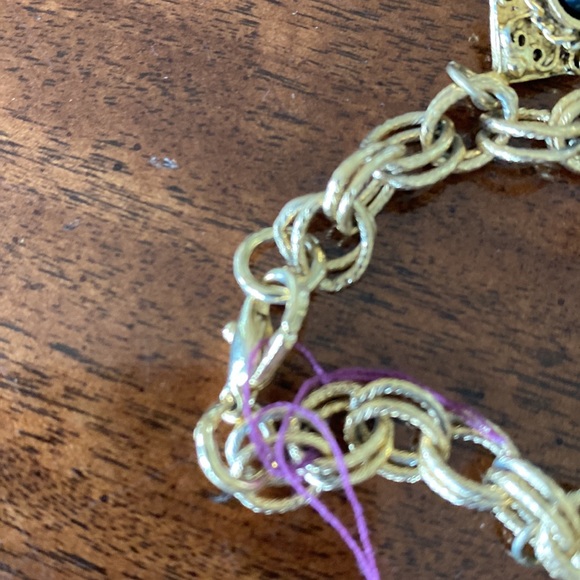 Vintage charm bracelet, gold tone. Approximately 8 inches in length. - Picture 6 of 8